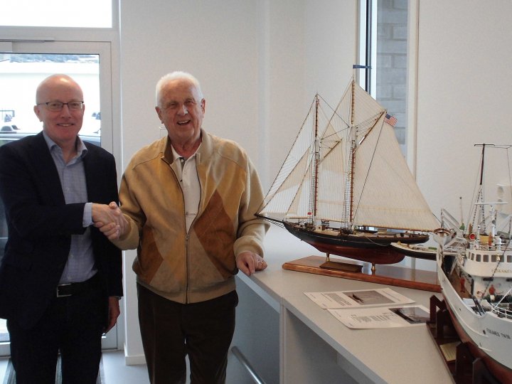Havnedirektør Olav Akselvoll takker Bjørn A. Hanssen for den flotte gaven.